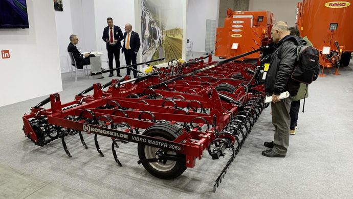 Il est posé au milieu des mélangeuses, la spécialité de son nouveau propriétaire. Le cultivateur Kongskilde Vibro Master 3065 est exposé par Seko, qui a racheté la marque à CNH l’été dernier.