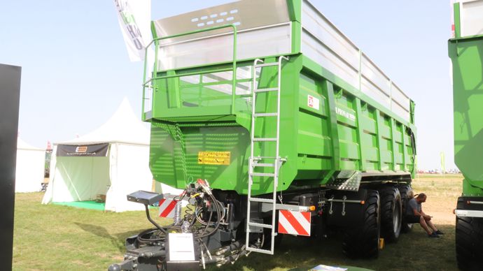 Pronar a profité du salon pour présenter une benne tridem d’une capacité de 24 tonnes. Elle dispose d’un système de freinage pneumatique et d’un essieu suiveur.