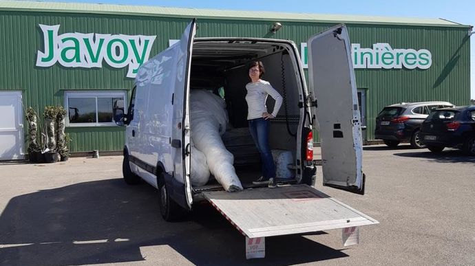 Le 16 avril 2020, les pépinières Javoy Plantes ont donné 1 000 m2 de voile d’hivernage. Grâce à 7 autres donateurs, une quinzaine de rouleaux ont été récoltés et 2 800 blouses confectionnées. ©Ets Javoy