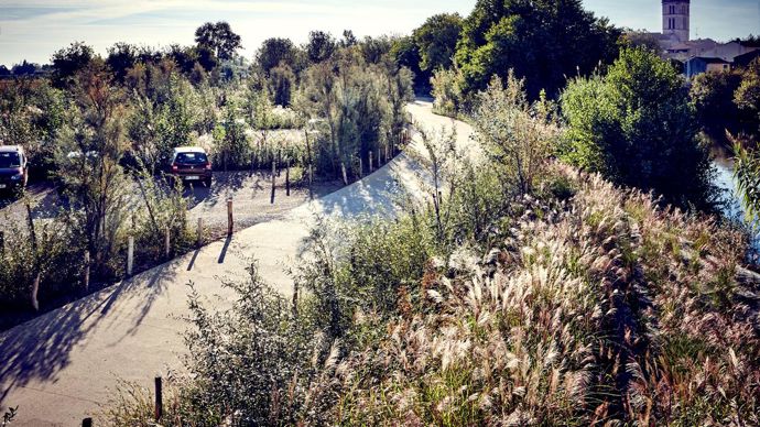 21.Catégorie « maîtres d’ouvrage publics et bailleurs sociaux, infrastructures, médaille d’argent, Sérignan (34), belvédère, voie verte, parking sur les berges de l’Orb. @Bryon