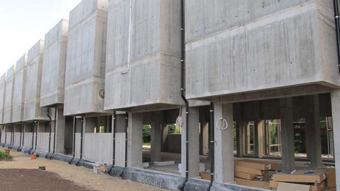 © Valérie Vidril Les pépiniéristes ont lancé en 2015 la construction d'un nouveau bâtiment qui abritera les bureaux et les appartements destinés à héberger les invités. La toiture sera végétalisée. 