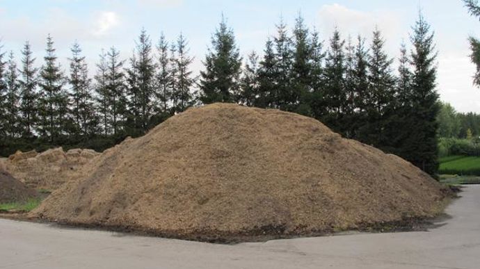 © Valérie Vidril En hiver, les pots sont rapprochés et recouverts de copeaux de bois, les plus gros avec de la paille. 