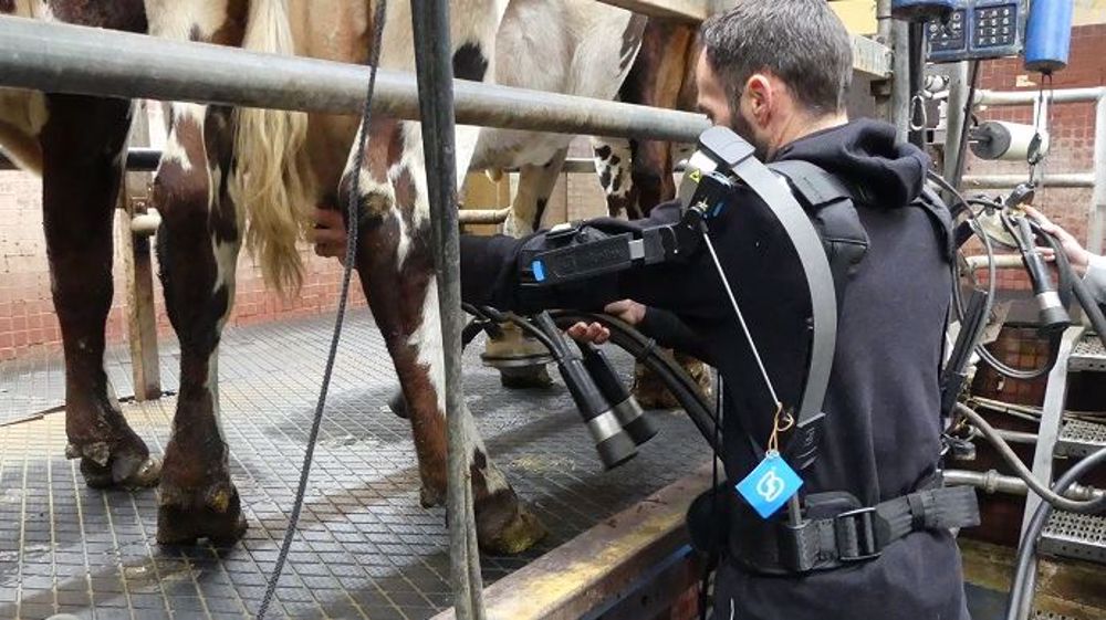 Créé pour soulager le trayeur, l'exosquelette générerait plus de problèmes Créé pour soulager le trayeur, l'exosquelette générerait plus de problèmes