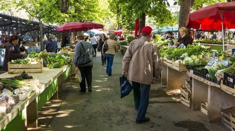 Lundi, la réouverture d'un quart des marchés a été permise par dérogation, après la mise au point d'un guide de bonnes pratiques sanitaires négocié vendredi.